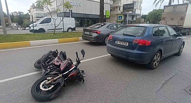 Yaya geçidinde duran otomobile çarpan motosikletli yaralandı