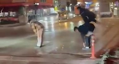 Yaya geçidinden karşıya birdirbir oynayarak geçtiler