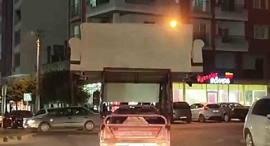 Yayaların canını hiçe sayan sürücü, trafiğe aldırmadan motosiklet üzerinde koltuk taşıdı