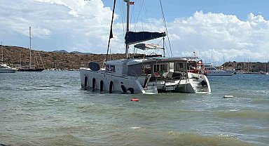 Yelkenli katamaran karaya oturdu