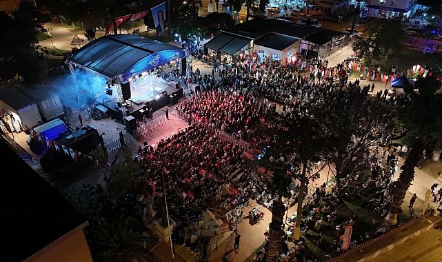 Yenipazarlılar ünlü sanatçıyla coştu