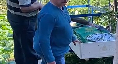 Yol bulunmayan mahallede cenaze teleferikle mezarlığa taşındı