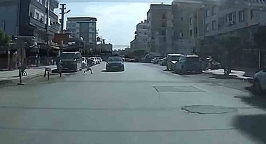 Yola fırlayan çocuğa çarpmamak isterken karşı yönden gelen otomobille kafa kafaya çarpıştı