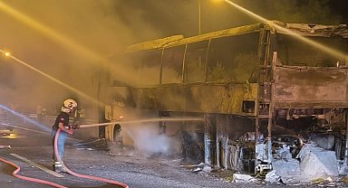 Yolcu otobüsü yanarak demir yığınına döndü