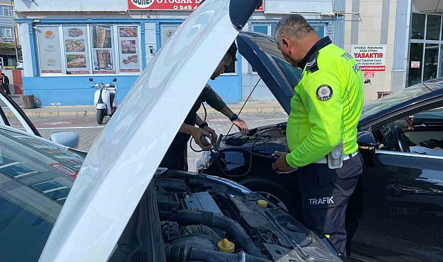 Yolda kalan ailenin yardımına polis ekipleri yetişti