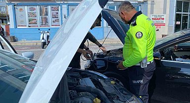 Yolda kalan ailenin yardımına polis ekipleri yetişti