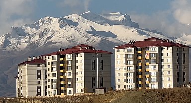 Yüksekova Cilo Dağı yeniden beyaza büründü