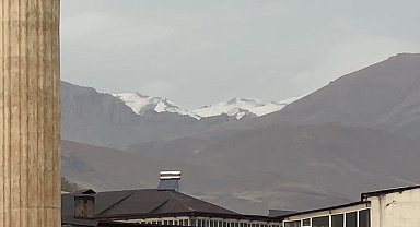 Yüksekova Mor Dağı'nın zirvesi beyaza büründü