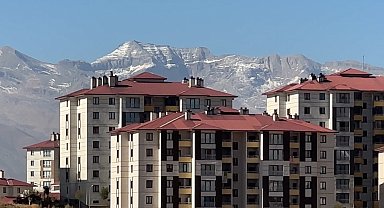 Yüksekova'da araçların camları buz tuttu, dağların tepesi beyaza büründü