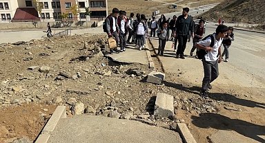 Yüksekova'da doğalgaz çalışmaları tamamlanmadı, kazılan yollar öylece kaldı