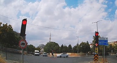 Yürekleri ağza getiren kaza kamerada: Yara almadan sağ salim kurtuldu