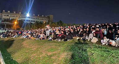 Yüzlerce Üniversite öğrencisi gece açık hava sinemasında buluştu