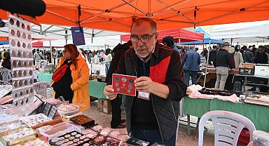 Yüzlerce yıllık kağıt ve madeni paralar tezgahta alıcılarını bekliyor