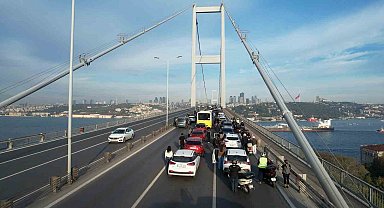 15 Temmuz Şehitler Köprüsü'nde 09.05'te vatandaşlar araçlarından inerek saygı duruşunda bulundu