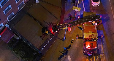 2'nci kattan kafenin tentesine düşen şahsı itfaiye aşağıya indirdi