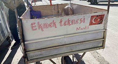 'Ekmek Teknesi' yazılı el arabası ile her gün saatlerce atık malzeme topluyor