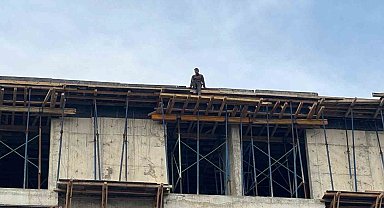 4 aydır maaş alamayan işçiler, çatıya çıktı: "İçeride biriken para yaklaşık 3.5 milyon lira"