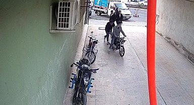 4 kişi bir motosikleti iterek çaldı