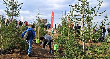 6 öğrenci topluluğu fidanları toprakla buluşturdu