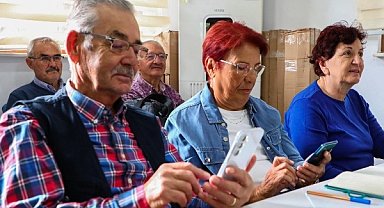 60 yaş üstü bireyler dijital çağa adım atıyor