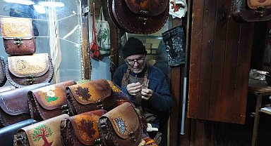 66 yıldır teknolojiye direnerek çanta yapıyor