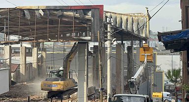 7 kişinin öldüğü parfüm dolum tesisi yıkılıyor