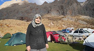 73 yaşındaki dağcı Hatun Okurkan gençlere taş çıkartıyor