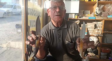 75 yaşındaki usta, baba mesleğini sürdürüyor, el işçiliği koç boynuzu bıçak üretiyor