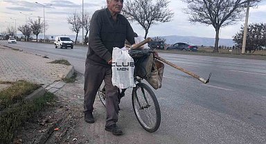 84 yaşında pedal çevirerek geçimini sağlıyor