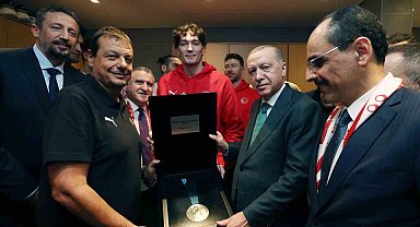 A Milli Erkek Basketbol Takımı, ikincilik madalyasını Cumhurbaşkanı Erdoğan'a takdim etti