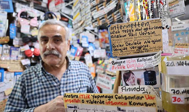 Adana'da 44 yıllık esnafın hayat dersi yazıları dikkat çekiyor