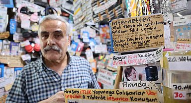 Adana'da 44 yıllık esnafın hayat dersi yazıları dikkat çekiyor