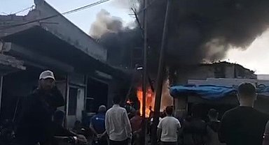 Adana'da hurdacı dükkanı alevlere teslim oldu