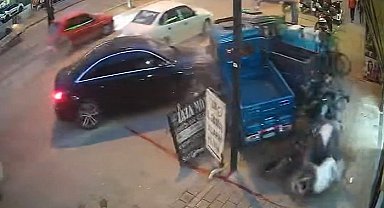 Adana'da kaza anı hem güvenlik kamerasına hem de araç kamerasına yansıdı