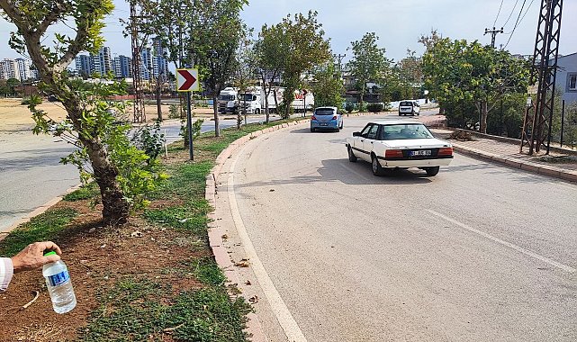 Adana'da keskin viraj tehlikesi: Esnaf kamera taktırdı, kazaları kaydetti