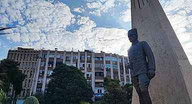 Adana'da saat 9'u 5 geçe hayat durdu