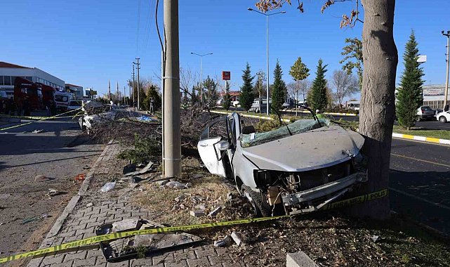 Ağaca çarpan otomobil ikiye bölündü: 2 ölü 1 yaralı