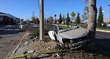 Ağaca çarpan otomobil ikiye bölündü: 2 ölü 1 yaralı