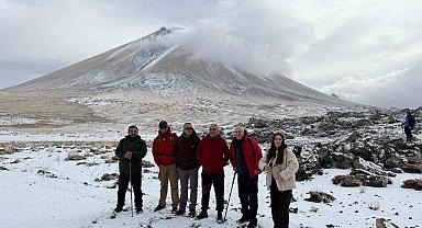 Ağrı Dağı'nda kar yağışına rağmen 27 dağcı tırmanışa geçti