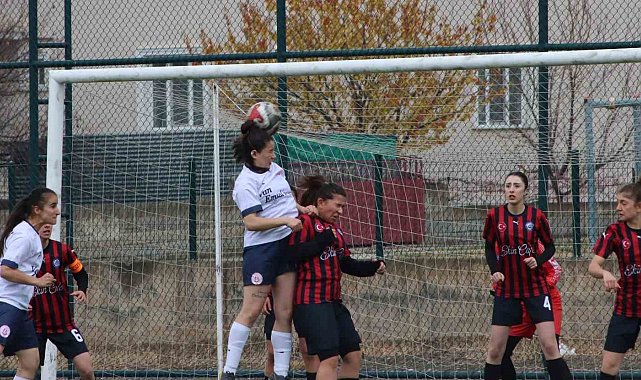 Ağrı Kadın Futbol Takımı, Erzincan'ı 5-0 mağlup etti