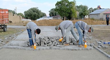 Ağrı'da köy yolları kilit parke taşıyla yenileniyor