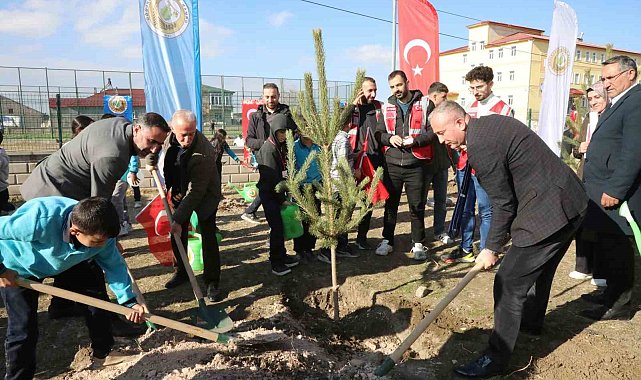 Ağrı'da "Türkiye Yeşeriyor, Gazze Güçleniyor" projesi kapsamında fidanlar toprakla buluşturuldu