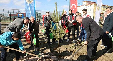 Ağrı'da "Türkiye Yeşeriyor, Gazze Güçleniyor" projesi kapsamında fidanlar toprakla buluşturuldu