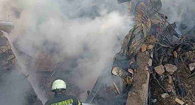 Ahırda başlayan yangın iki eve sıçradı