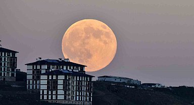 Ahlat'ta "Kunduz Süper Ay" görsel şölen oluşturdu