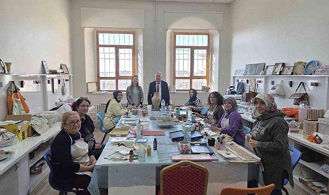 Ahşap boyama kursunda el becerileri gelişiyor