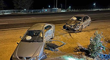 Akaryakıt istasyonuna girmek isteyen araç bir başka araçla çarpıştı: 1'i ağır 8 yaralı