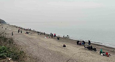 Akçakoca sahilleri olta avcılarıyla dolup taştı