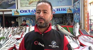 Akdeniz'de oltasına takılan dev kılıç balığı 115 kilogram geldi