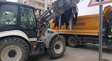 Akeniz'de caddeye dökülen tekstil atıkları kısa sürede temizlendi